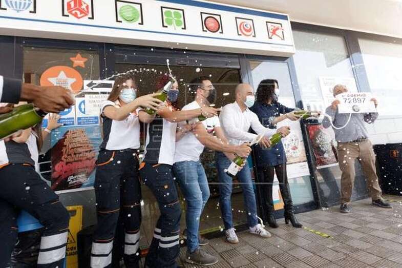 Celebración en la gasolinera de Granadilla de Abona, donde se vendieron dos décimos del Gordo (Foto EFE / Ramón de la Rocha)